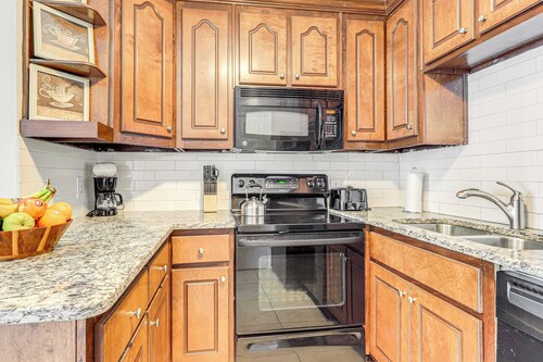 Steps to Park: Dog-friendly Condo in Conyers!