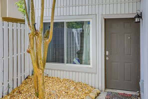 Apartment (2 Bedrooms) | Interior - Steps to Park: Dog-friendly Condo in Conyers! (Conyers)