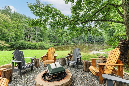 Deck & Game Room! Lakefront Blue Ridge Mtn Gem