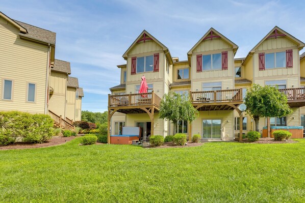 Apartment (4 Bedrooms) | Interior - < Half-mi to Lake: Townhome w/ Hot Tub in Mchenry! (McHenry)
