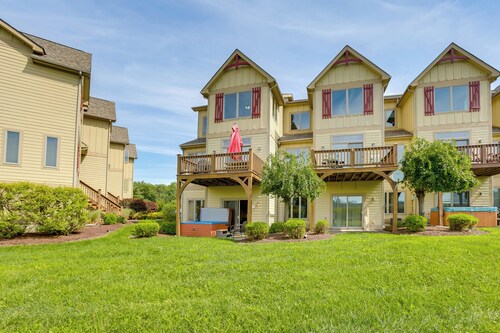 < Half-mi to Lake: Townhome w/ Hot Tub in Mchenry!