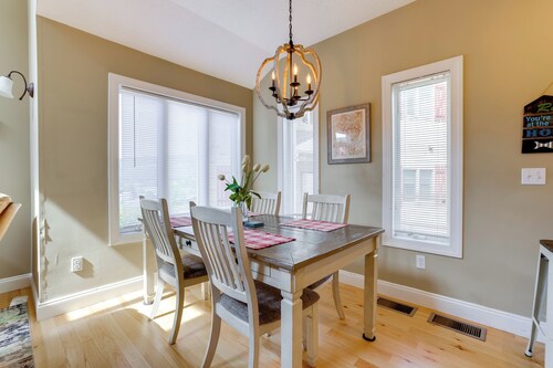 < Half-mi to Lake: Townhome w/ Hot Tub in Mchenry!