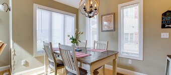 < Half-mi to Lake: Townhome w/ Hot Tub in Mchenry!