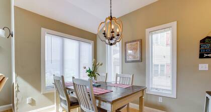< Half-mi to Lake: Townhome w/ Hot Tub in Mchenry!
