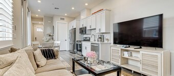 Fenced-in Yard: Apt 7 Mi to Westfield Galleria