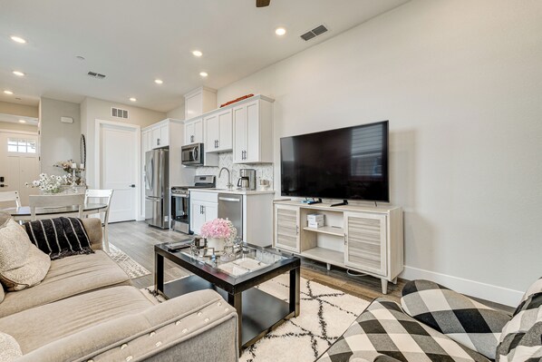 Apartment (1 Bedroom) | Front of property - Fenced-in Yard: Apt 7 Mi to Westfield Galleria (Roseville)