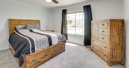 Pool, Spa & Mountain Views: Apple Valley Retreat!