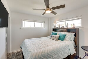 Interior - Private Bayfront Access 10 Mi to Galveston Beaches (Hitchcock)
