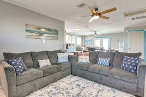 House (2 Bedrooms) | Interior - Private Bayfront Access 10 Mi to Galveston Beaches (Hitchcock)
