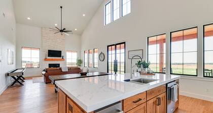 Rural Home w/ Hot Tub < 7 Mi to Winery & Golfing