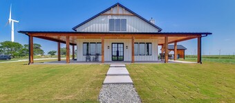 Rural Home w/ Hot Tub < 7 Mi to Winery & Golfing
