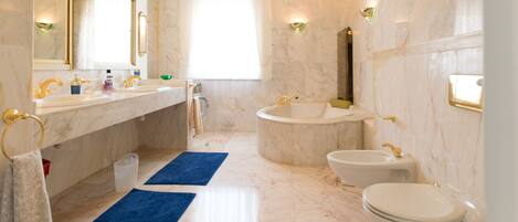 Douche, sèche-cheveux, bidet, serviettes fournies