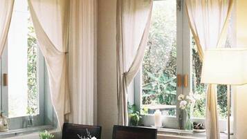 Vista frontal de la propiedad por la tarde o noche