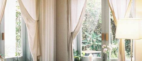 Fachada da propriedade à noite