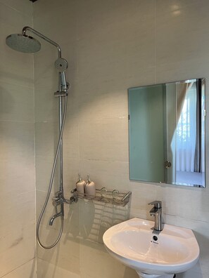 Articles de tocador gratuïts, assecador de cabells, barnussos i bidet 