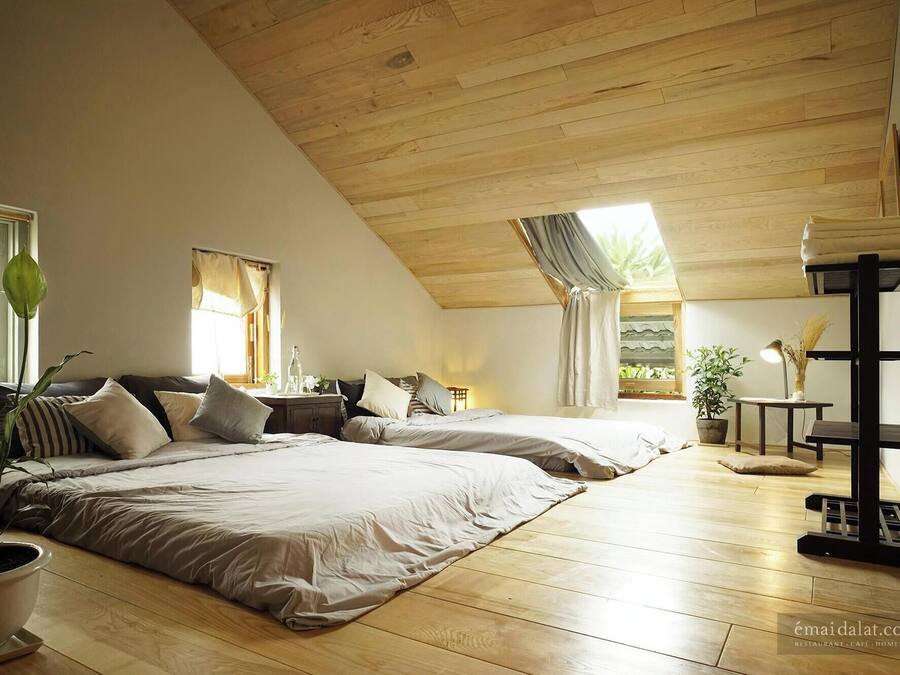 Tabla de planchar con plancha, wifi gratis y ropa de cama