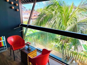 Apartamento conforto, vista para a piscina | Varanda coberta