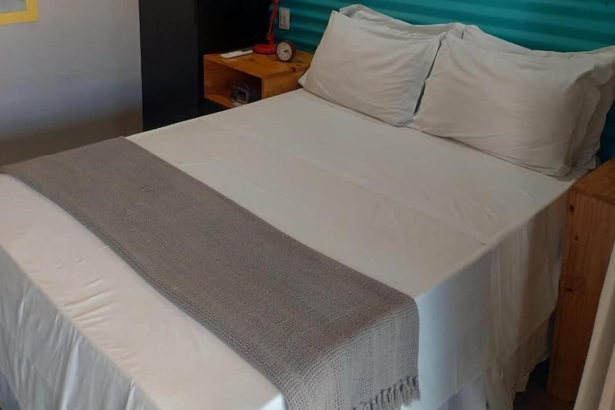 Appartement Confort, vue sur la piscine | Rideaux d’obscurcissement, fer et planche à repasser