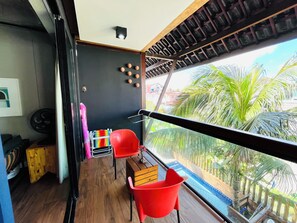 Apartamento conforto, vista para a piscina | Varanda coberta