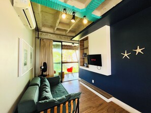 Comfort Apartment, Pool View | Ruang tamu | 42 inci televisyen LED dengan digital, perkhidmatan penstriman