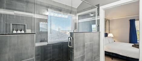 Bruser, hårtørrer, håndklæder, Shampoo