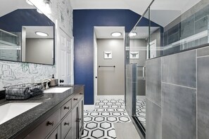 Douche, séchoir à cheveux, serviettes fournies, shampooing