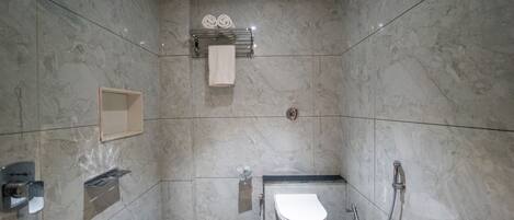 Un baño con inodoro, lavamanos y ducha.