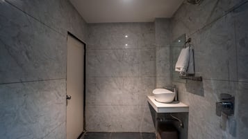 Deluxe Room | Bathroom | Shower, soap, shampoo, toilet paper