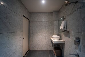 Deluxe Room | Bathroom | Shower, soap, shampoo, toilet paper