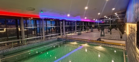 Pool. Shreenam resto