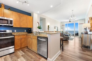 冷蔵庫、電子レンジ、オーブン、コンロ