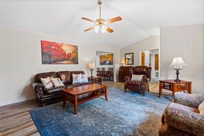 Living area - 02038 - 38 Segovia Drive (Hot Springs)