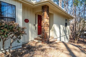 Exterior detail - 02038 - 38 Segovia Drive (Hot Springs)