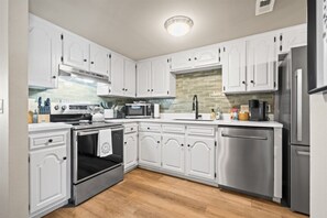 Fridge, microwave, oven, stovetop - 06109 - 9 Vaqueria Lane (Hot Springs)