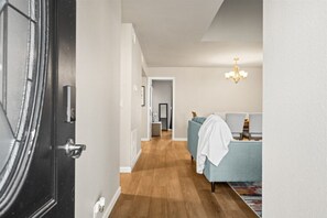 Interior - 06109 - 9 Vaqueria Lane (Hot Springs)