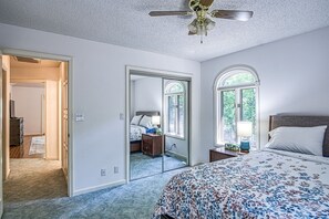 4 habitaciones, tabla de planchar con plancha y acceso a internet