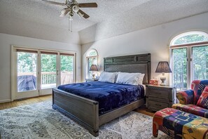 4 bedrooms, iron/ironing board, internet, bed sheets