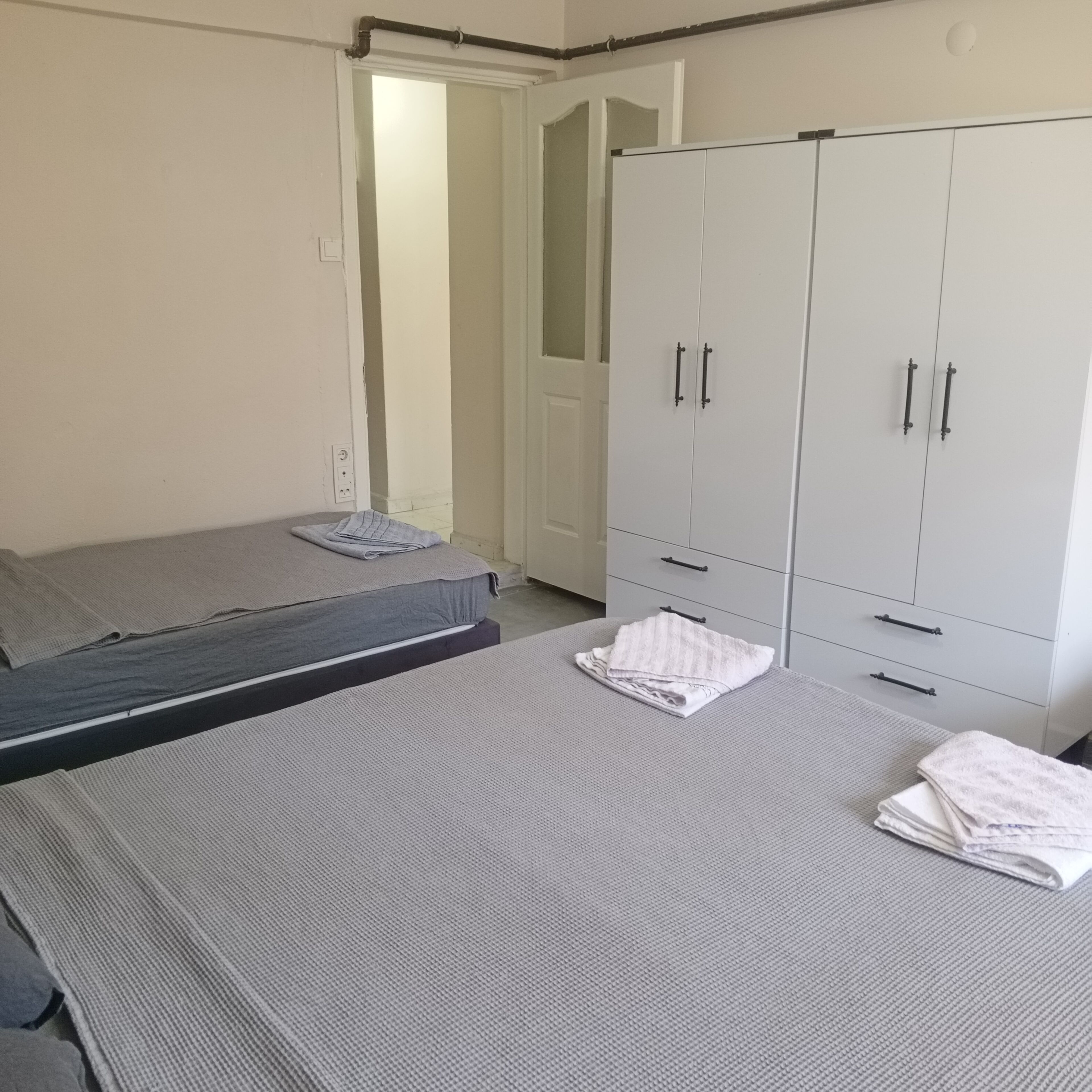 Departamento estándar | Escritorio, cortinas blackout y tabla de planchar con plancha 