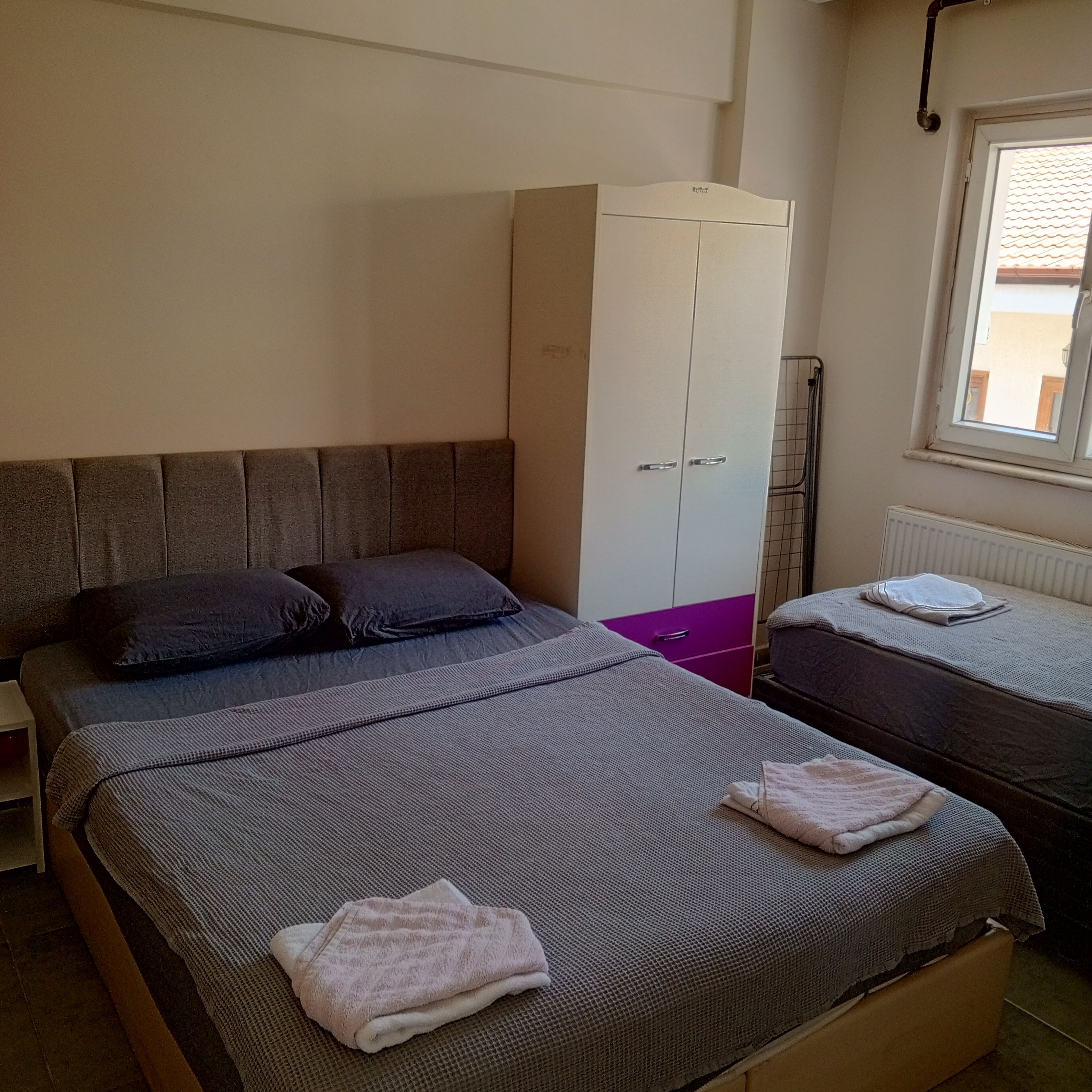 Escritorio, cortinas blackout y tabla de planchar con plancha 