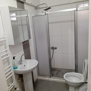 Departamento, balcón, vista a la ciudad | Baño