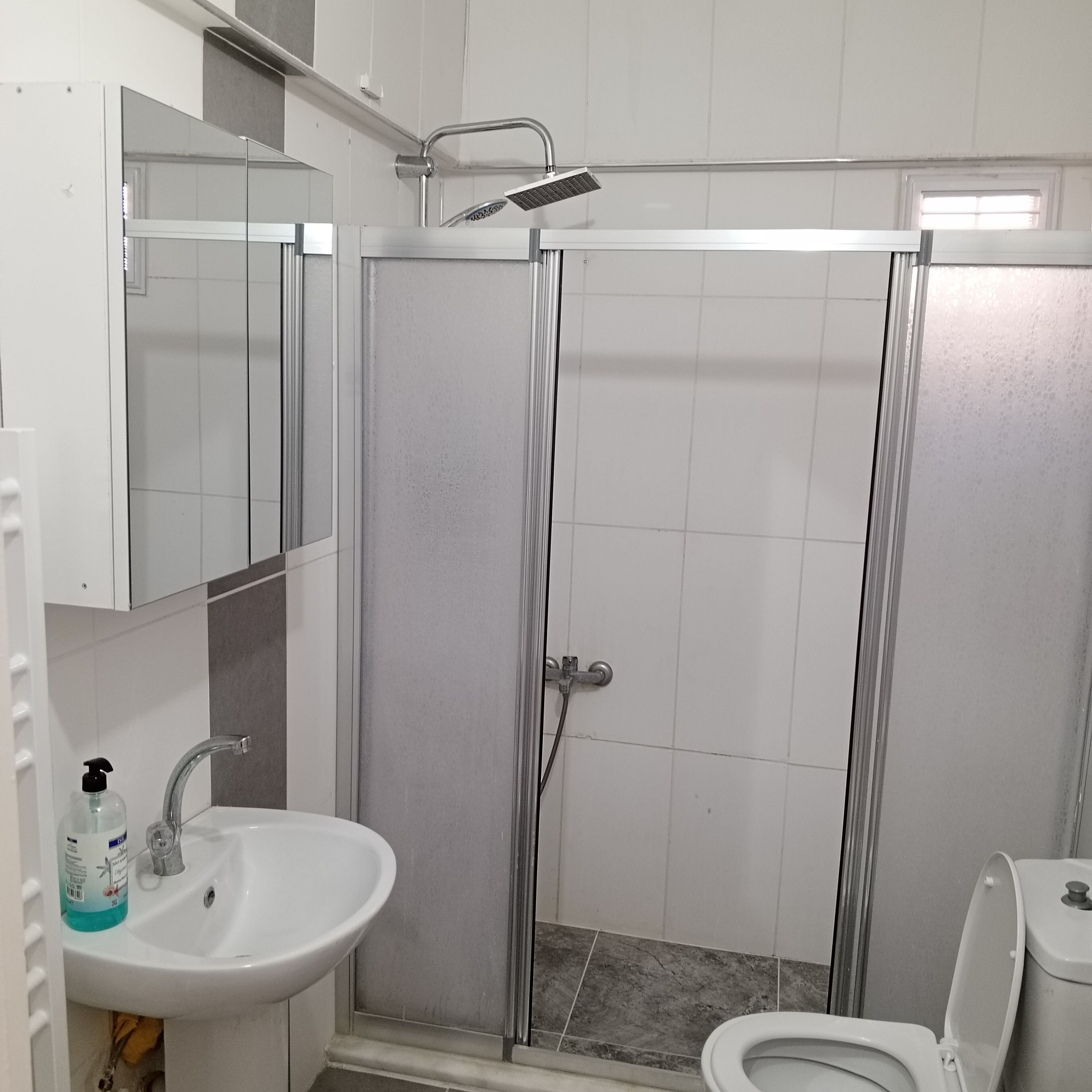 Buồng tắm vòi sen, vòi sen phun mưa, máy sấy tóc, dép đi trong nhà 