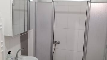 Buồng tắm vòi sen, vòi sen phun mưa, máy sấy tóc, dép đi trong nhà