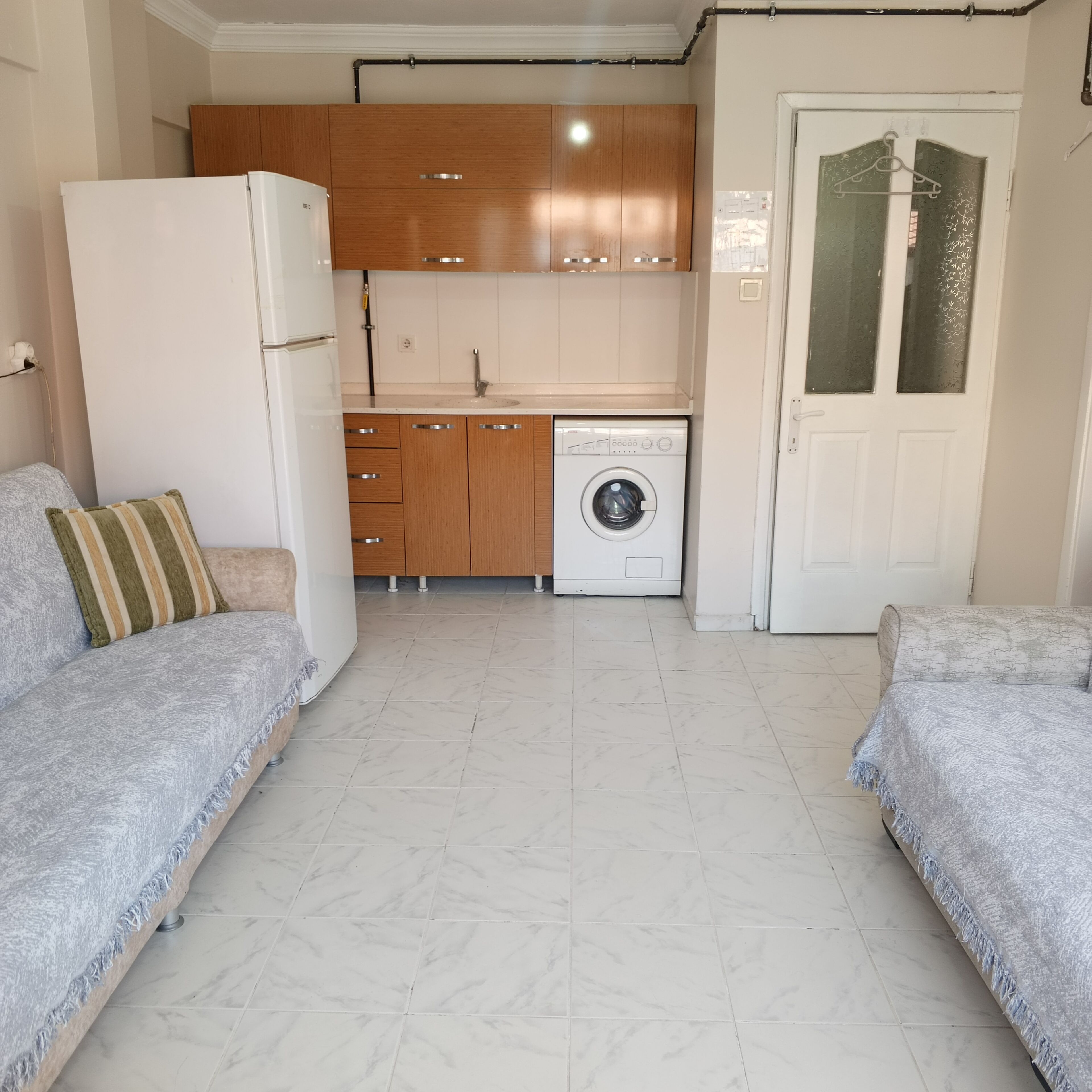 Bàn, màn/rèm cản sáng, bàn ủi/dụng cụ ủi quần áo 