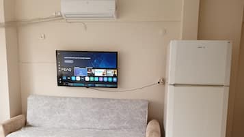 Apartamento, sacada, vista para a cidade | Área de estar