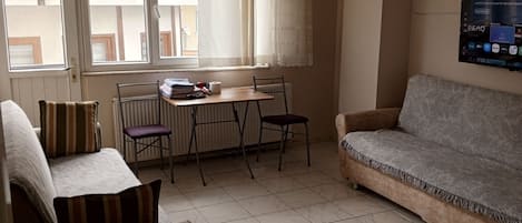Apartamento, sacada, vista para a cidade | Área de estar
