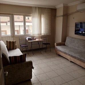 Departamento, balcón, vista a la ciudad | Área de sala de estar