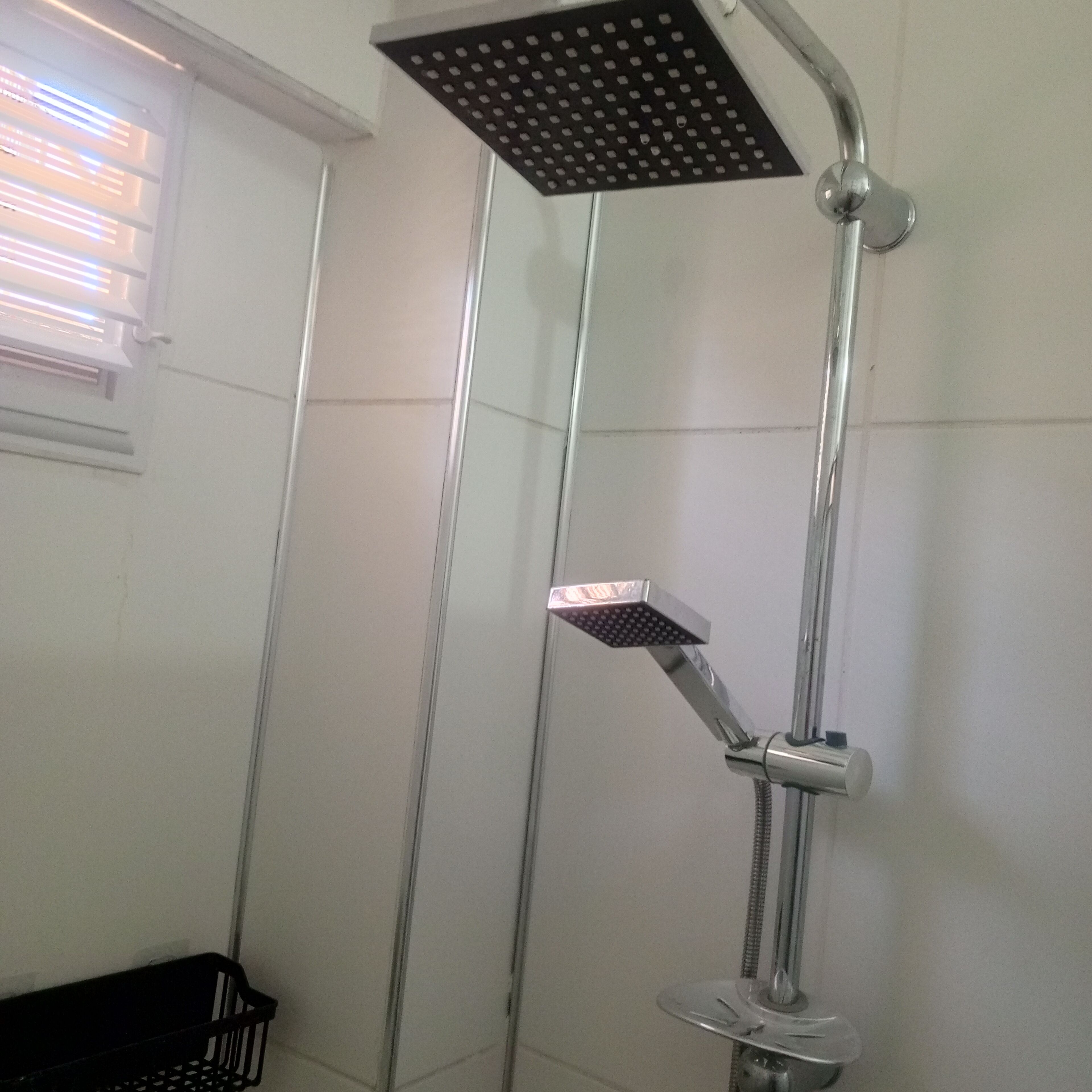 Departamento estándar | Baño | Regadera, regadera tipo lluvia, secadora de cabello, pantuflas 