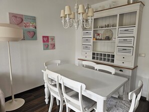Apartamento, sacada, vista para o jardim | Opções para refeição no quarto
