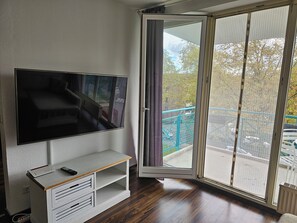 Apartamento, sacada, vista para o jardim | Área de estar