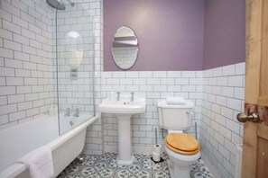 Douche, sèche-cheveux, serviettes fournies